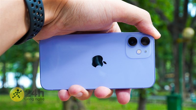iPhone 12 mini có thiết kế nhỏ gọn kết hợp cùng các góc được bo cong mềm mại.