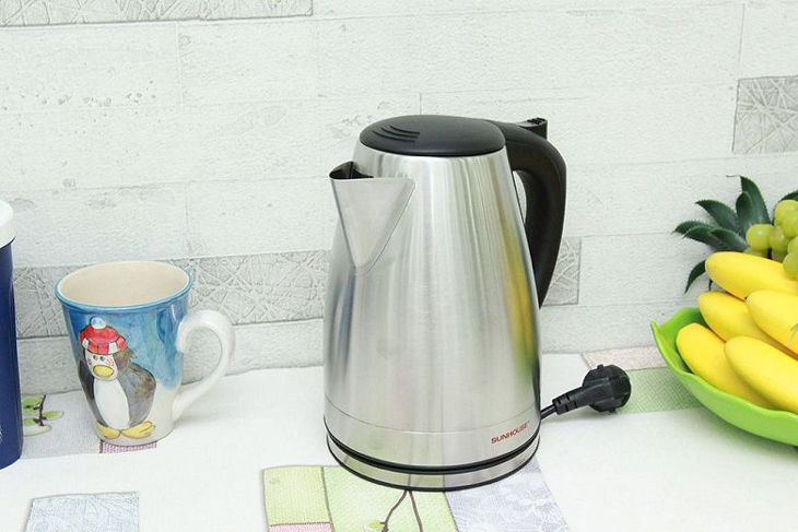 Bình đun siêu tốc Sunhouse 1.7 lít SHD 1370 sở hữu vỏ ngoài chất liệu inox, cách nhiệt tốt, bền bỉ Bình đun siêu tốc Sunhouse 1.7 lít SHD 1370 sở hữu vỏ ngoài chất liệu inox, cách nhiệt tốt, bền bỉ