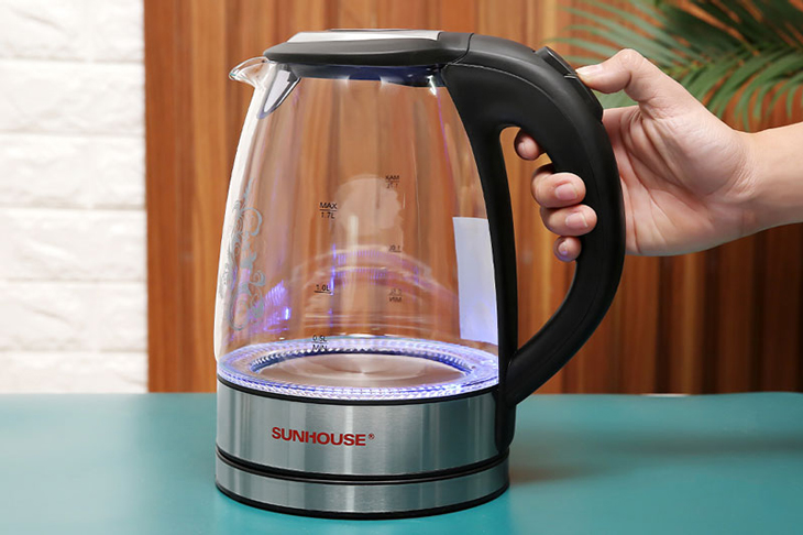 Bình đun siêu tốc thủy tinh Sunhouse 1.7 lít SHD1217 Đen được trang bị dàn đèn báo nước sôi LED bố trí xung quanh mâm nhiệt giúp bạn theo dõi quá trình đun nước dễ dàng hơn Bình đun siêu tốc thủy tinh Sunhouse 1.7 lít SHD1217 Đen được trang bị dàn đèn báo nước sôi LED bố trí xung quanh mâm nhiệt giúp bạn theo dõi quá trình đun nước dễ dàng hơn