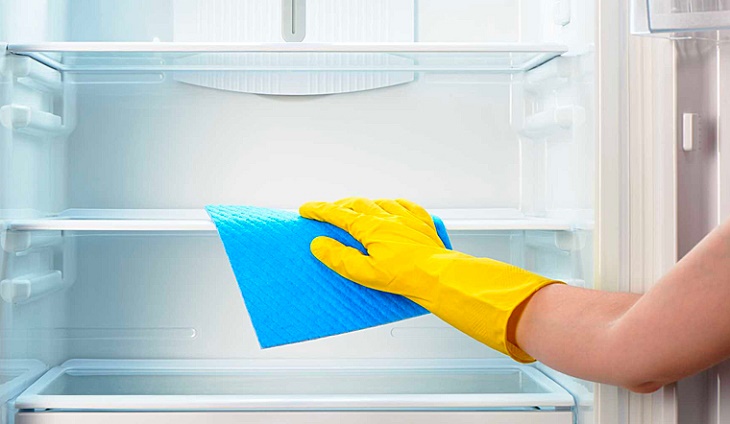 Vệ sinh tủ lạnh sạch sẽ để ngăn chặn mùi hôi khó chịu
