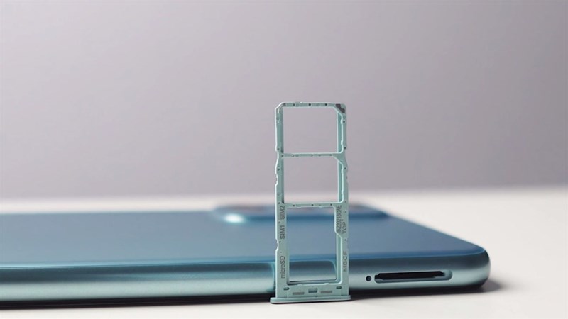 Cạnh trái của Galaxy F23 5G