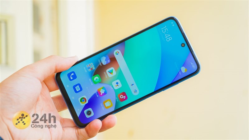 Redmi 10 mang lại cảm giác cầm nắm trên tay thoải mái với các góc và các cạnh được bo cong mềm mại.