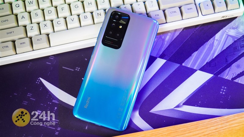 Redmi 10 rất đẹp và chắc chắn chứ không hề mang lại cảm giác rẻ tiền hay ọp ẹp đâu.