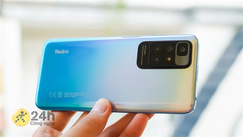 Mặt lưng Redmi 10 có thiết kế tối giản với điểm nhấn chính là cụm camera chính hình chữ nhật có kích thước lớn.