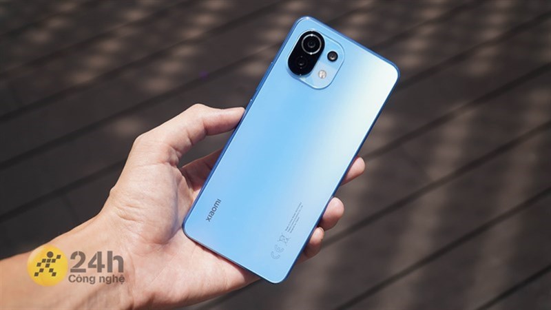 Mặt lưng với thiết kế bắt mắt của Xiaomi Mi 11 Lite 