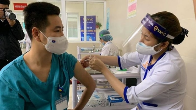 Người mắc viêm gan B khi tiêm vaccine phòng COVID-19