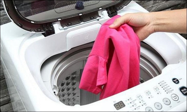 Cho đồ quá nhiều khiến cho máy giặt AQUA báo lỗi U4