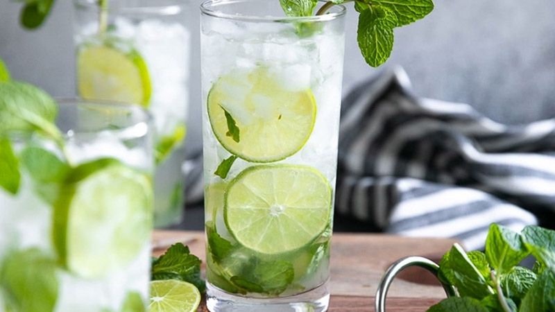 A new and simple way to make lime mojito to cool off in the summer