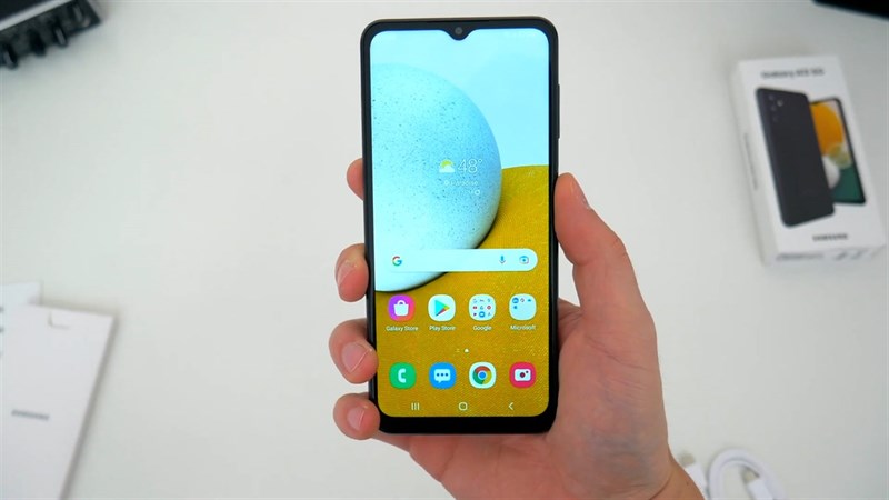 Galaxy A13 5G là một trong những chiếc điện thoại thông minh được trang bị công nghệ 5G mạnh mẽ nhất hiện nay. Với khả năng tải xuống và truyền tải dữ liệu nhanh chóng, bạn sẽ luôn kết nối được với thế giới xung quanh một cách nhanh chóng và dễ dàng hơn bao giờ hết.