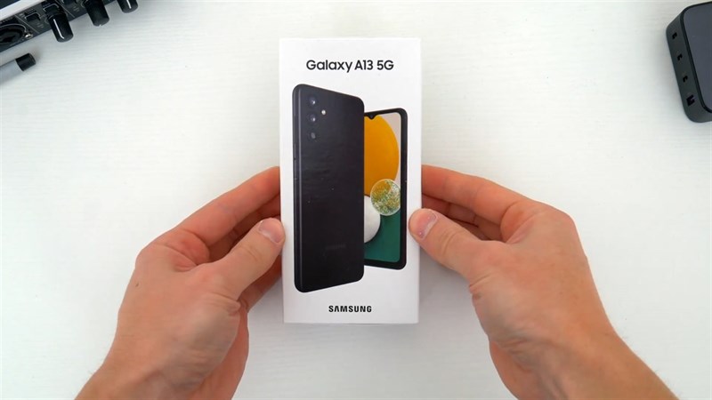 Hộp đựng của Galaxy A13 5G có thiết kế quen thuộc