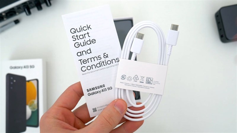 Bên trong hộp gồm Galaxy A13 5G, sách hướng dẫn sử dụng, cáp sạc USB-Type C và que chọc SIM
