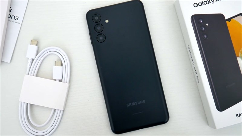 Galaxy A13 5G có mặt lưng nhựa được làm nhám