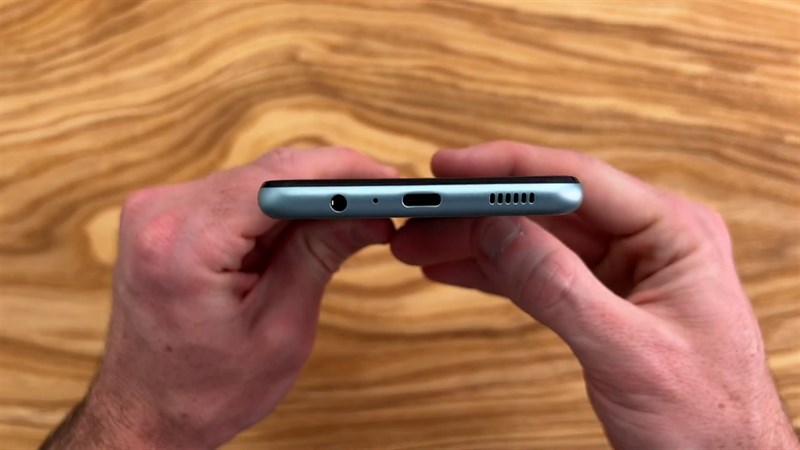 Cạnh đáy của Galaxy A13 5G gồm lỗ cắm tai nghe 3.5 mm, micro, cổng sạc USB Type-C và loa ngoài