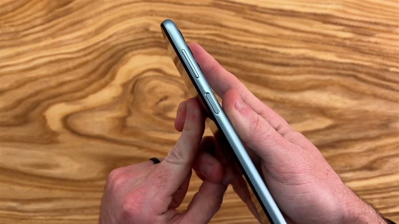 Cạnh phải của Galaxy A13 5G là nơi đặt cụm phím tăng giảm âm lượng và nút nguồn
