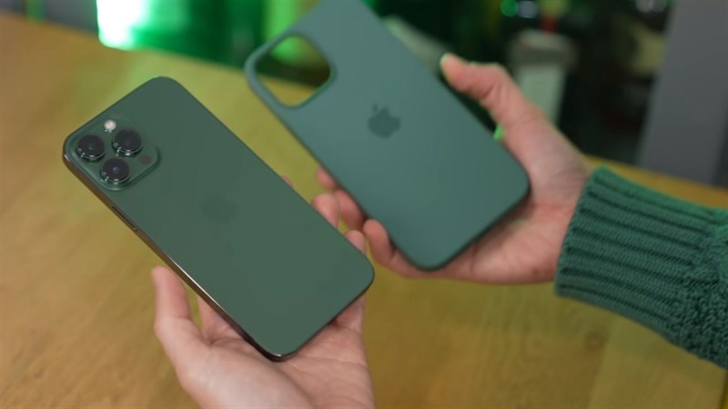 Ốp lưng iPhone 13 Pro phiên bản màu xanh lá