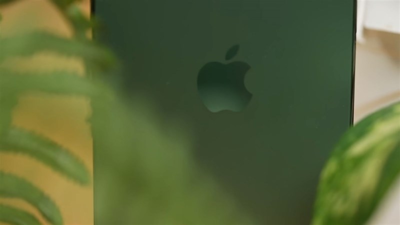 Ngắm nhìn iPhone 13 Pro phiên bản màu xanh lá