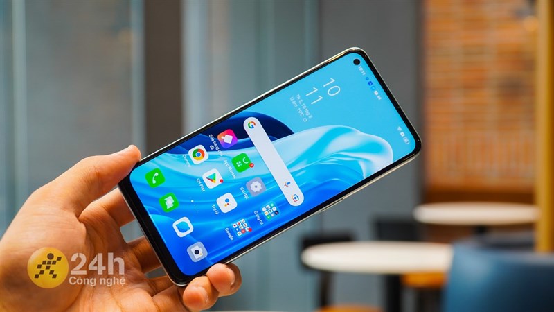 OPPO Reno7 Z 5G cho cảm giác cầm nắm chắc chắn, nhẹ nhàng, thoải mái