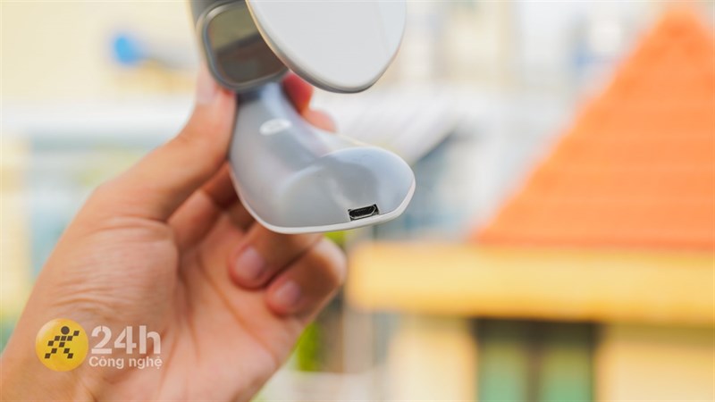 Cổng sạc của máy massage Olike M1 là chuẩn micro-USB