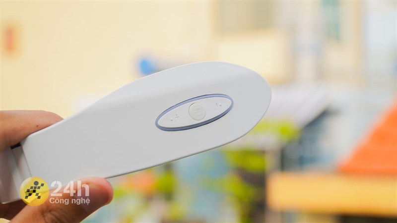 Cụm phím điều khiển mức độ rung có dải đèn trang trí bao quanh làm tăng tính thời trang