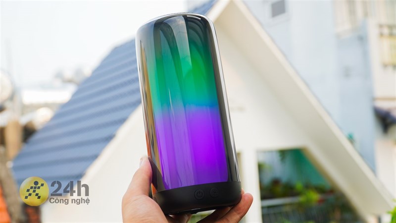 Loa bluetooth Olike S1 có dạng hình trụ, bao quanh bởi các dải đèn LED