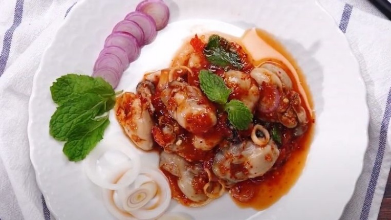 Learn how to make raw oyster salad with sour and spicy Thai sauce