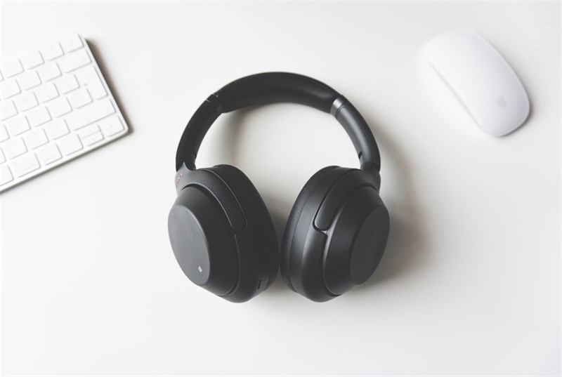 Tai nghe Wireless là loại tai nghe có phần kết nối giữa 2 tai nghe 2 bên. Nguồn: Unsplash.