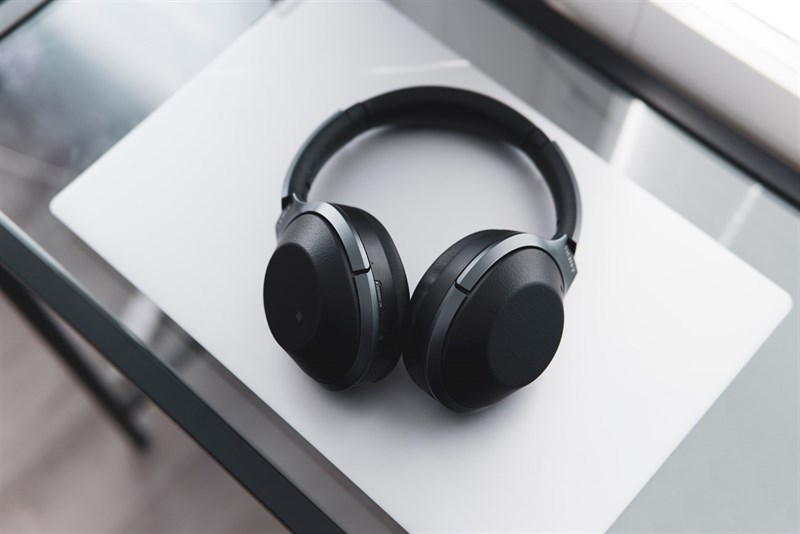 Phần kết nối giữa 2 tai của tai nghe Wireless là phần khá dễ hư trong quá trình sử dụng. Nguồn: Unsplash.