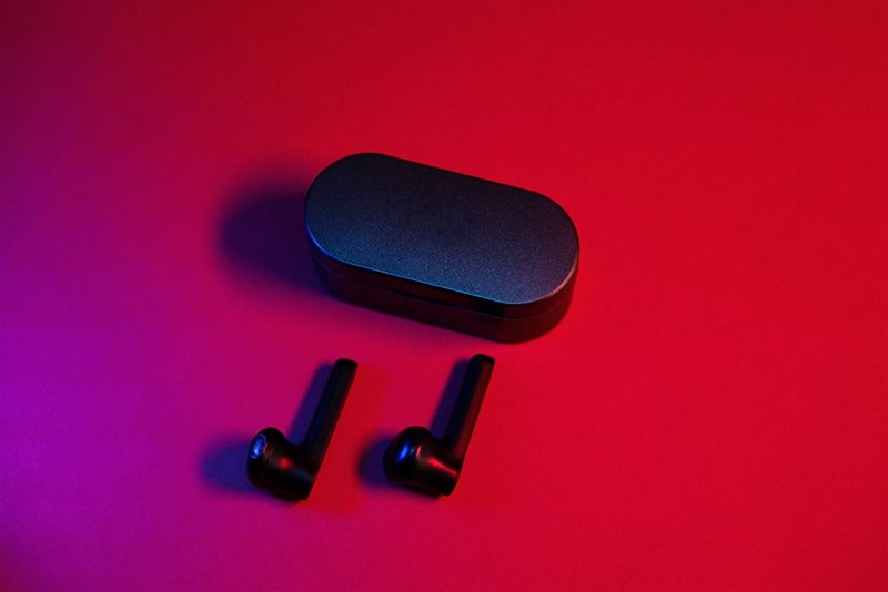 Nhìn chung những chiếc tai nghe True Wireless vẫn chưa được trang bị quá nhiều tính năng như tai nghe Wireless. Nguồn: Unsplash.