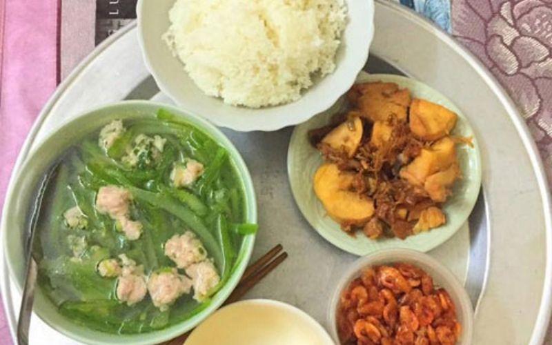 Gà kho gừng, canh bí nấu mọc viên