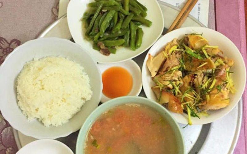 Thịt gà kho gừng, đỗ xào, thịt băm nấu canh chua