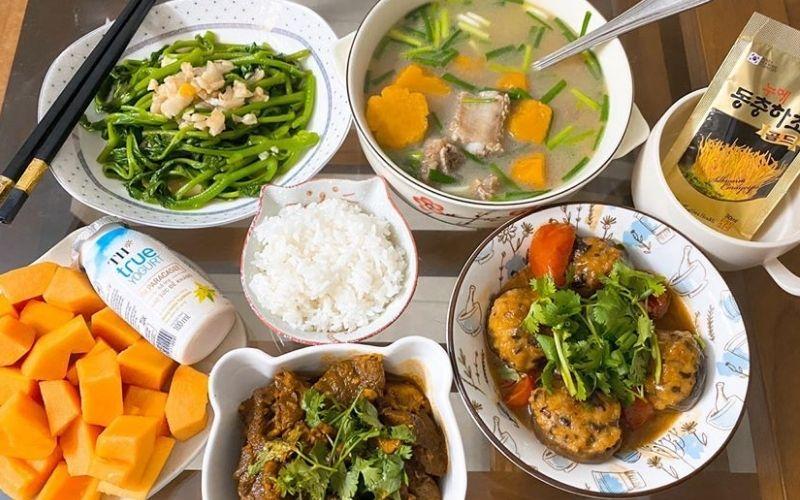 Canh sườn bí đỏ, mồng tơi xào thịt, bò kho, tôm nhồi nấm sốt