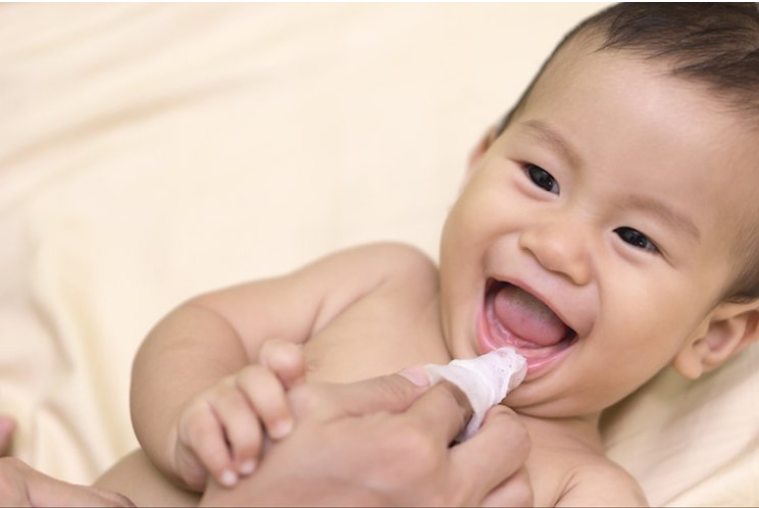 5 cách rơ lưỡi cho trẻ sơ sinh tại nhà an toàn hiệu quả nhất