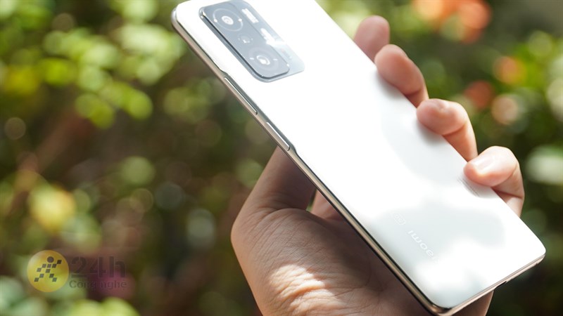 Cạnh phải của Xiaomi 11T 5G gồm nút tăng giảm âm lượng và nút nguồn.