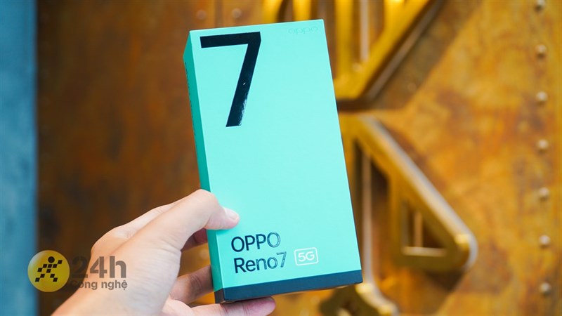 Hộp đựng của OPPO Reno7 5G mang màu xanh quen thuộc