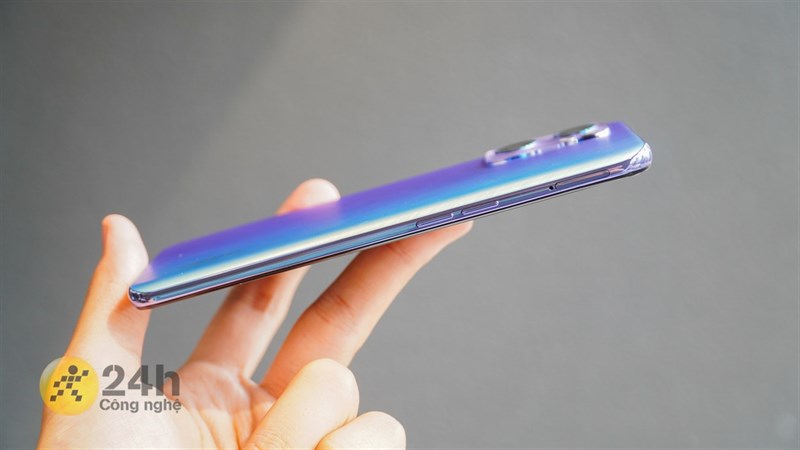 Cạnh trái OPPO Reno7 5G