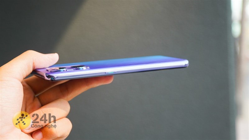 Cạnh phải OPPO Reno7 5G là nơi đặt nút nguồn