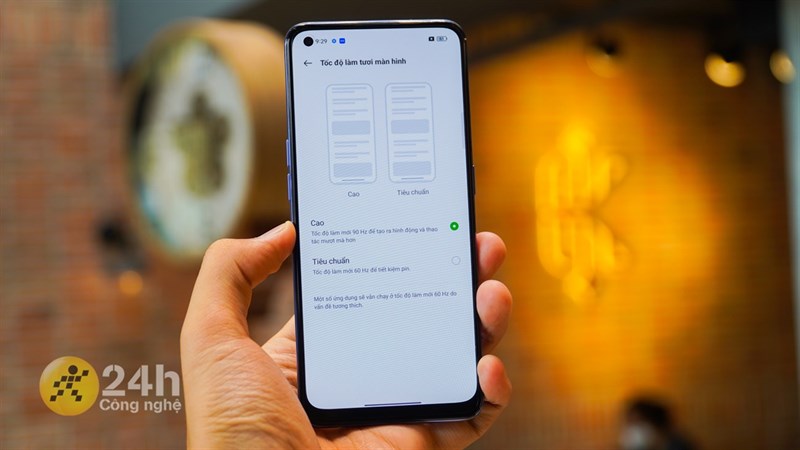 Tần số quét 90 Hz trên màn hình OPPO Reno7 5G giúp thao tác vuốt chạm trơn tru và mượt mà