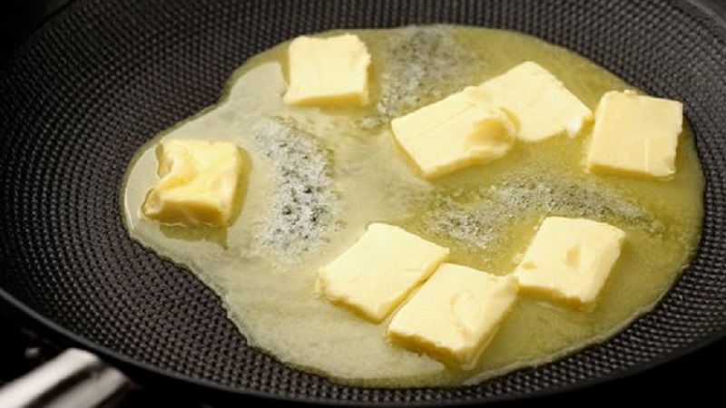 Đun bơ trên bếp đến khi tan hoàn toàn