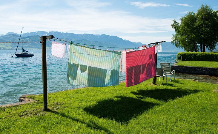 Phơi đồ dưới trời nắng sau khi giặt đồ xong bằng máy giặt aqua
