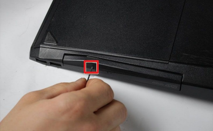 Sử dụng kẹp giấy mở ổ đĩa laptop