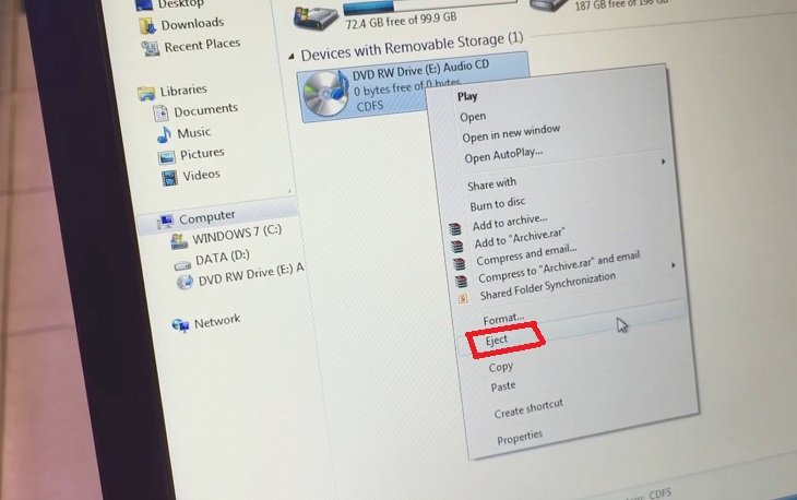 Mở đĩa CD bằng File Explorer để mở ổ đĩa laptop