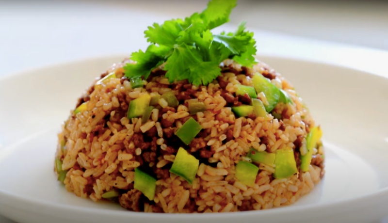 How to make delicious fried rice with minced beef and shaken beef for breakfast