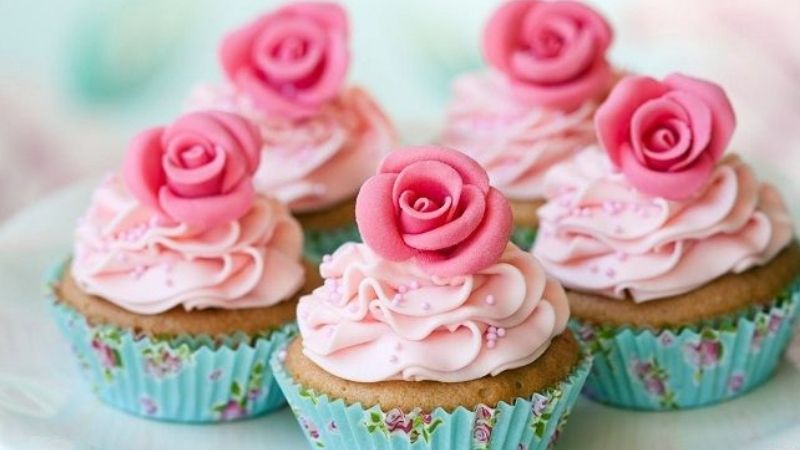 Bánh cupcake được trang trí hình hoa hồng