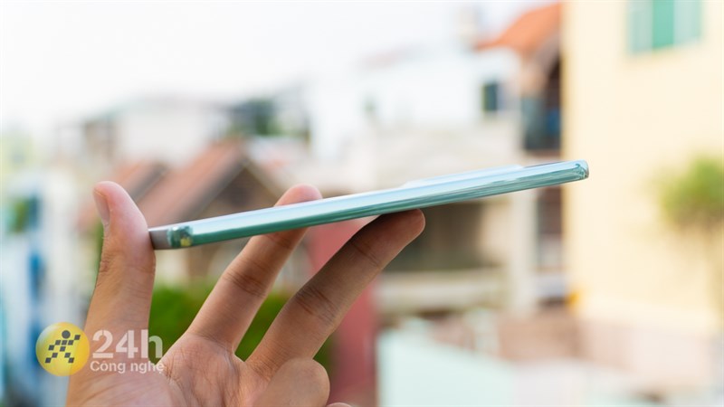 Cạnh trái của máy thì hoàn toàn trống trơn.