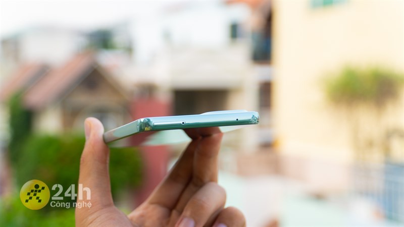 Cạnh trên của Galaxy A73 phiên bản xanh lá.