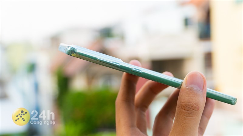 Cạnh phải của Galaxy A73 phiên bản xanh lá.