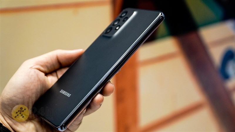 Cạnh trái Galaxy A73 5G không có chi tiết nào