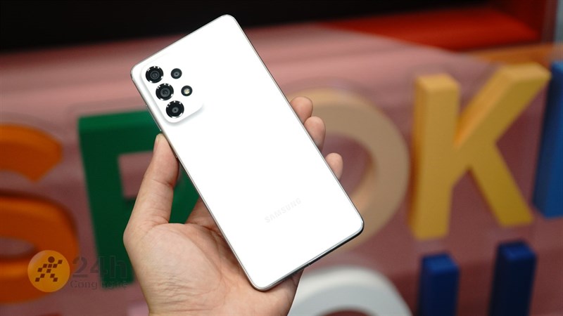 Cảm giác cầm Galaxy A73 5G vẫn khá thoải mái