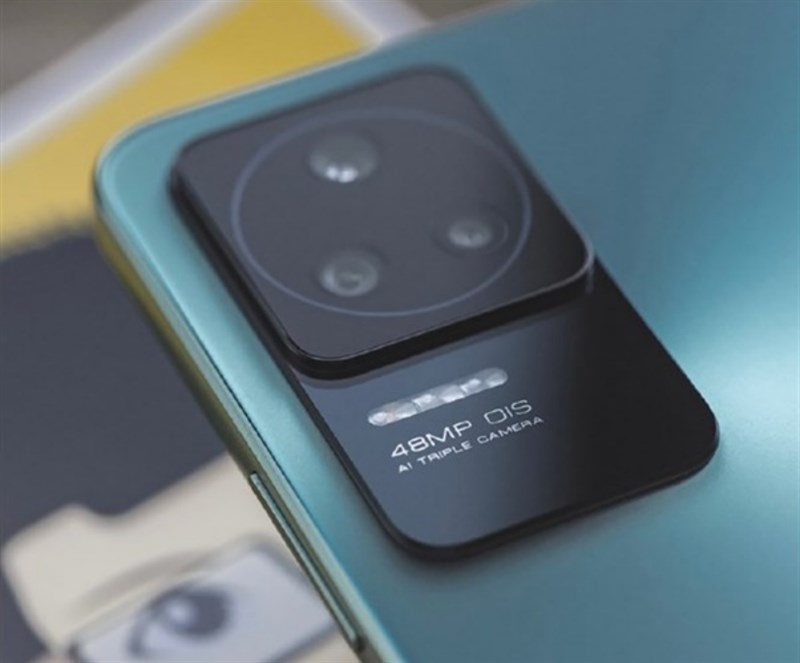 Máy có cụm camera được bố trí lạ mắt giúp tạo nên nét cá tính riêng biệt.
