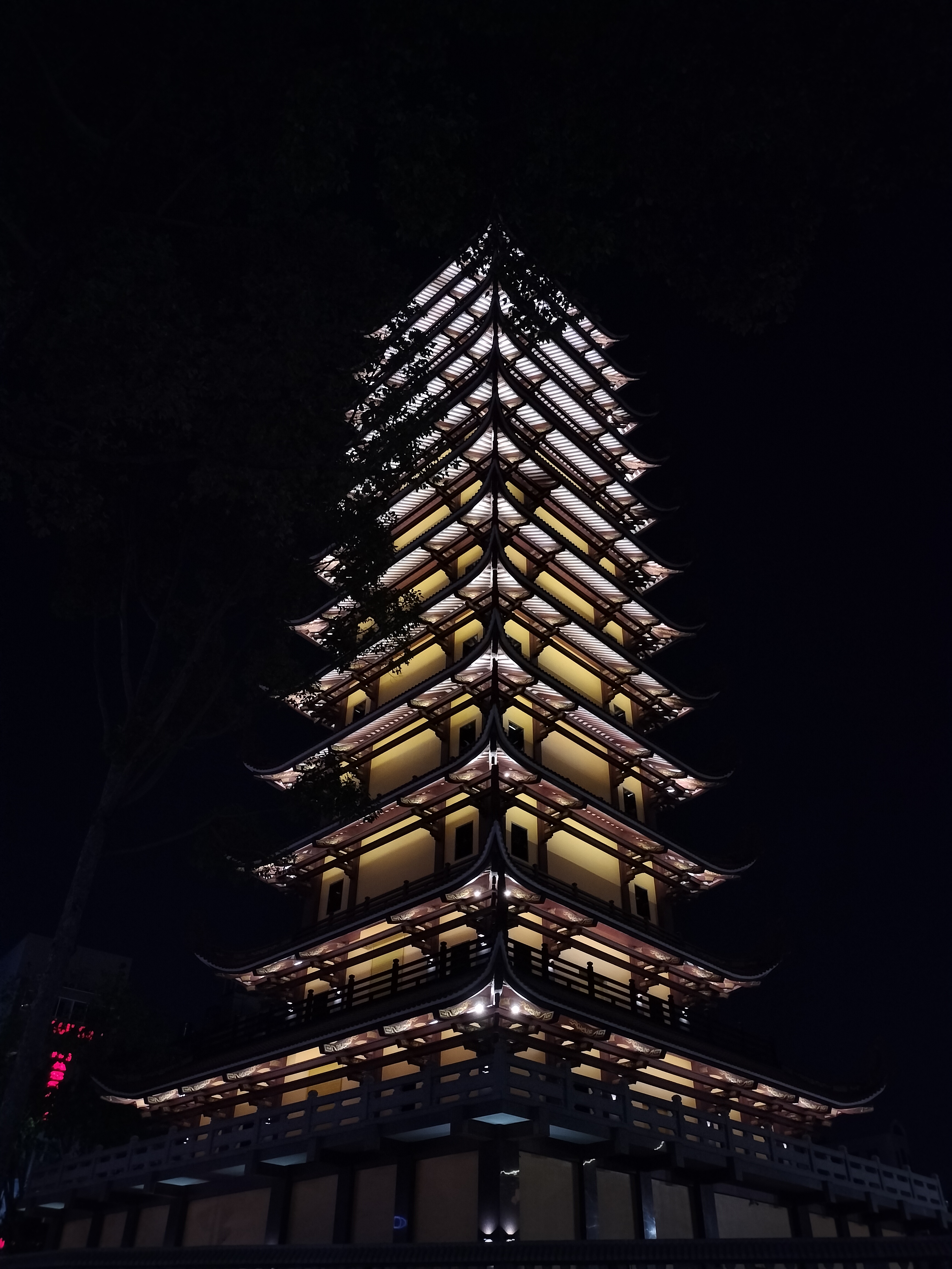 Ảnh chụp của OPPO Reno7 Z 5G trong môi trường thiếu sáng Ảnh chụp của OPPO Reno7 Z 5G trong môi trường thiếu sáng